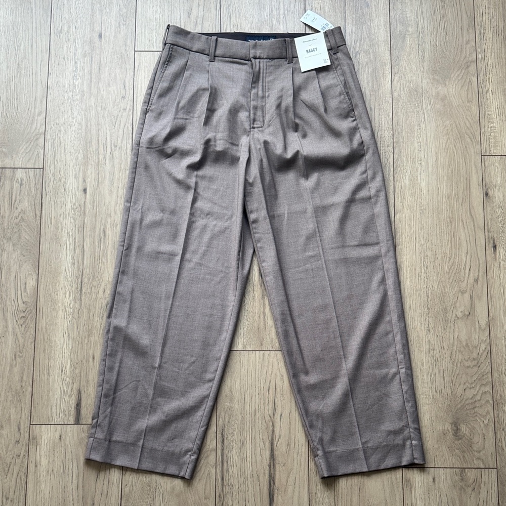 Abercrombie & Fitch Baggy Pleated Brown Dress Pants Men’s 33x32 NWT Work Casual